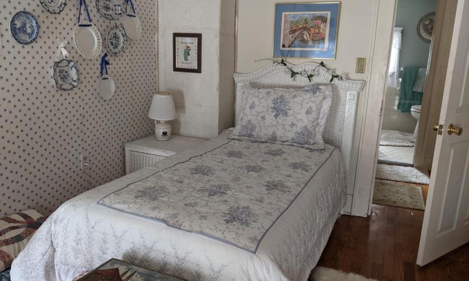 Tully Bed & Breakfast | Baylies Home