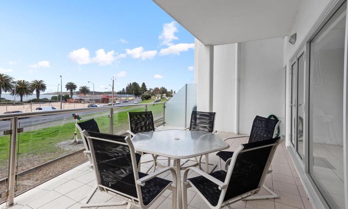 Victor Harbor Apartment | Bayline On The Beachfront + WIFI