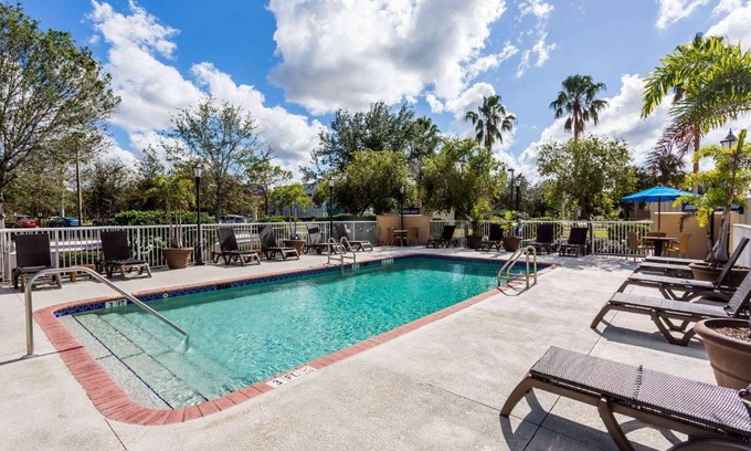 Biggar Hotel | Baymont by Wyndham Fort Myers Airport