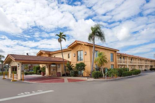 Fort Myers Hotel | Baymont by Wyndham Fort Myers Central