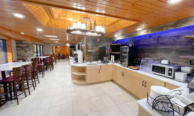 Gatlinburg Hotel | Baymont by Wyndham Gatlinburg On The River