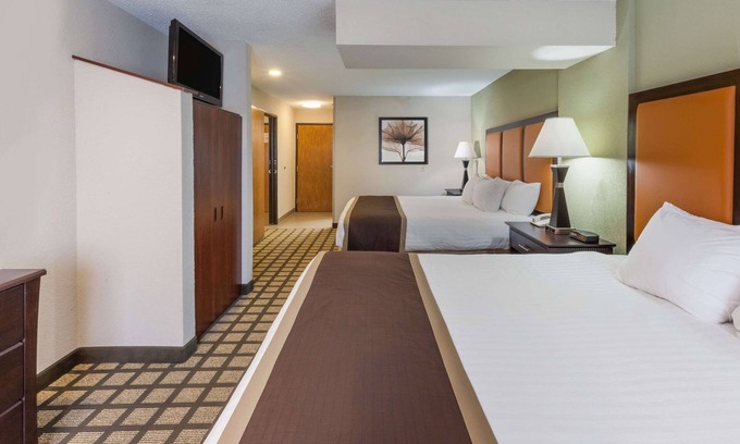 Gaylord Hotel | Baymont by Wyndham Gaylord