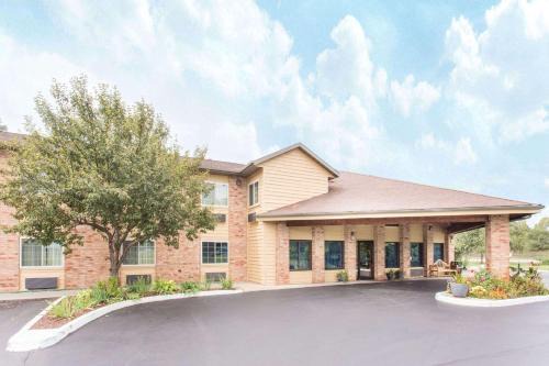 Norton Shores Hotel | Baymont by Wyndham Muskegon