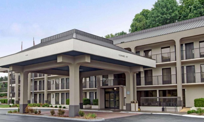 Merry Oaks Hotel | Baymont by Wyndham Nashville Airport