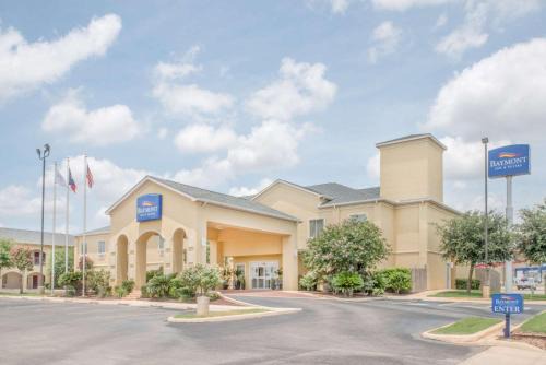Pearsall Hotel | Baymont by Wyndham Pearsall
