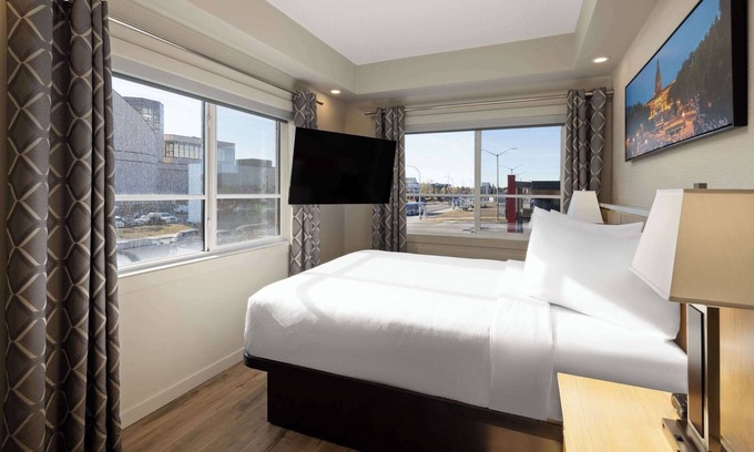 West Edmonton Hotel | Baymont By Wyndham West Edmonton