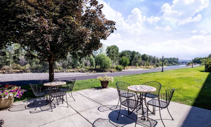 Buena Hotel | Baymont by Wyndham Yakima Riverfront