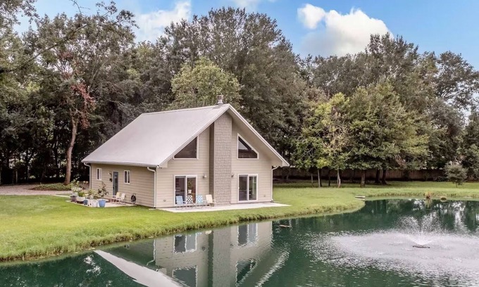Breaux Bridge House | Bayou Getaway - Charming 1-bedroom house on a pond in tranquil Breaux Bridge, LA