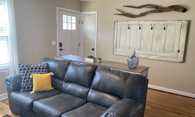 Kingsport House | Bays Mountain Getaway Cottage