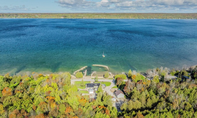 Wiarton Cottage | Bayshore Cottages: The Oahu
