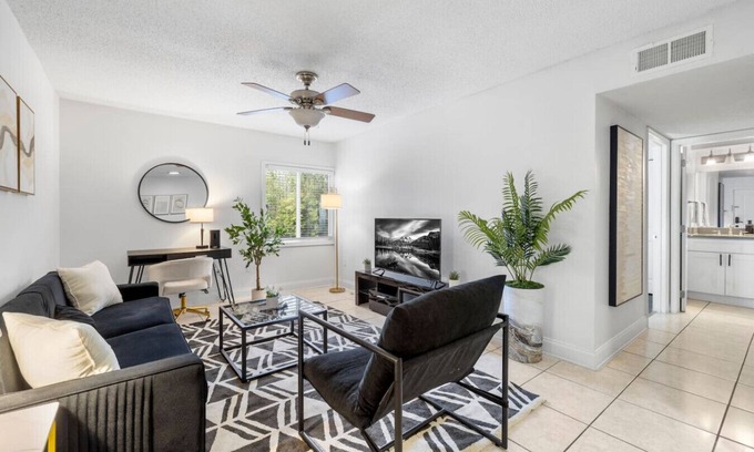 SoHo Apartment | Bayshore Retreat | Pool, Gym, Free Parking