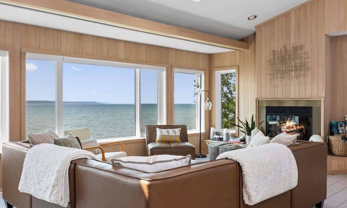 Elk Rapids House | Bayshore Waves | On Lake Michigan | Pet Friendly