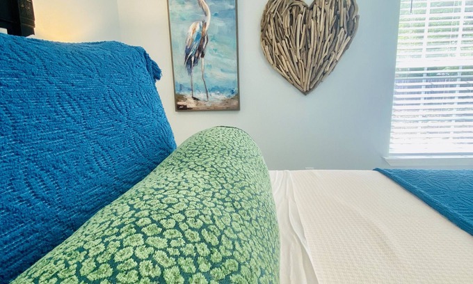 Niceville Villa | Bayside Cottage 4 miles to Destin, Shopping & Beaches, minutes to Elgin AFB