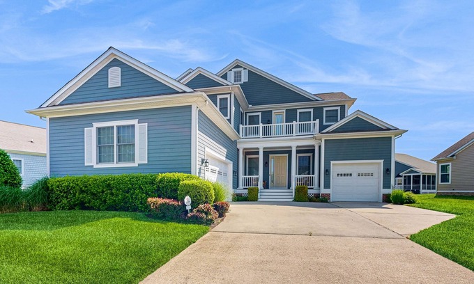 The Commons House | Bayside Resort home with sunroom plus pools, gym, hot tub, & sports courts