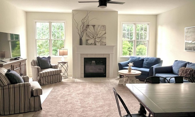 Sun Ridge House | Bayside Resort renovated 4 bed, 3.5 bath, across from Sun Ridge pool! Sleeps 10