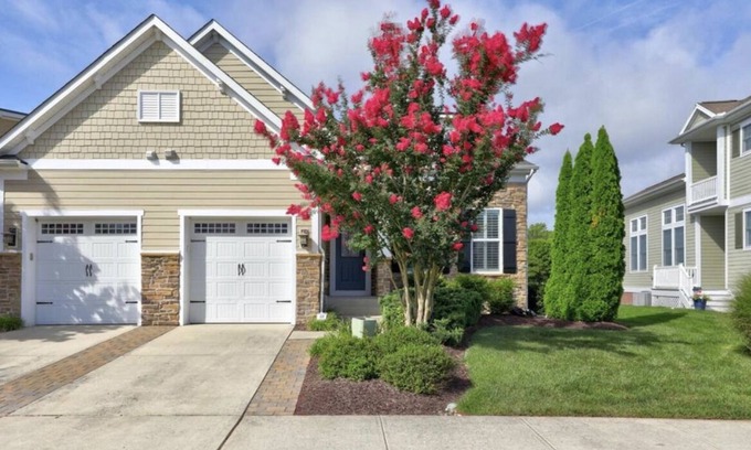 The Commons House | Bayside Resort! Spacious Townhome-Sleeps 13-Pools, Beach, Bikes, Pond, Golf!