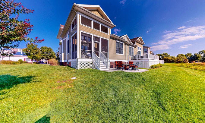 The Commons House | Bayside Resort townhome with nautical-theme, resort amenities, & water views