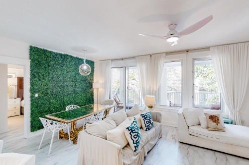 Baytowne Wharf Apartment | Baytowne Wharf - Market Street Inn #338