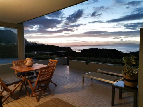 Eastcliff Apartment | Bayview 104
