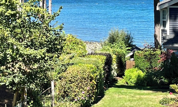 Regional District of Nanaimo House | Bayview Beach House