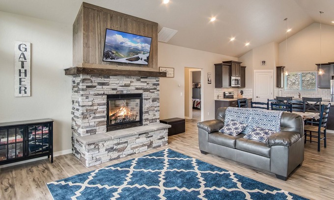 Bayview House | Bayview Beauty - Lake Views/SUP Boards/Kayaks/Close to Silverwood