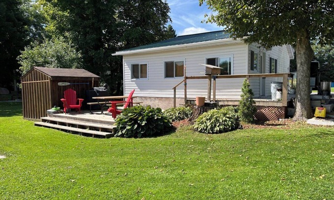 Rideau Lakes Cottage | Bayview Cottage Lakeside living at this cozy Westport Cottage.