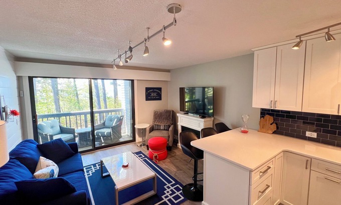 Acme Condo | Bayview Escape - Chic 2 BR Condo - Steps to the Beach