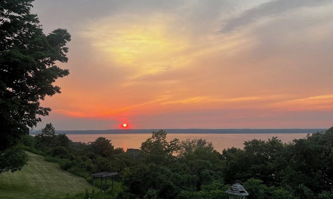 Prince Edward House | Bayview House at Lake on the Mountain