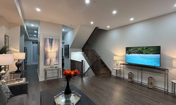 Richmond Hill House | Bayview Luxury Stay | 8 Beds for 16 Guests | Richmond Hill Townhouse