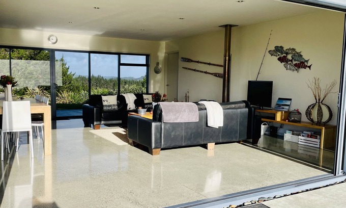 Cable Bay House | Bayview Retreat - Ridge-top surround views.