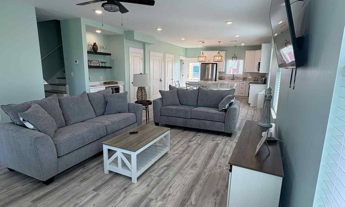 Grand Isle Condo | Baywinds condo #9: Spacious 4BR waterfront retreat in Grand Isle, LA.