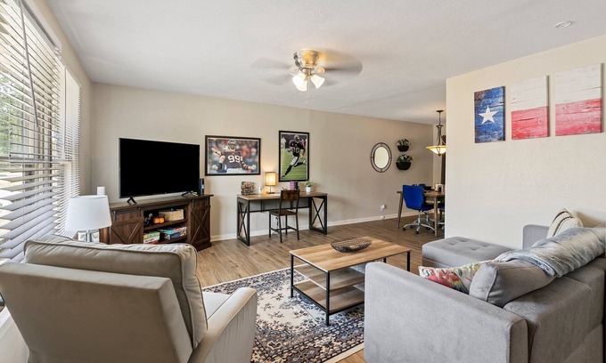 Central City House | BBQ+Gym+King Bed+Arcade Games+Tetherball+Covered Patio+Pancakes+Coffee
