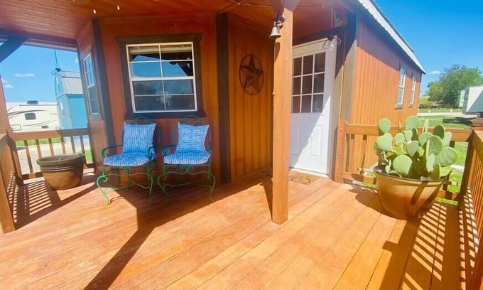 Lockhart House | BBQ, Music & Tiny Home Charm – Clover Casita
