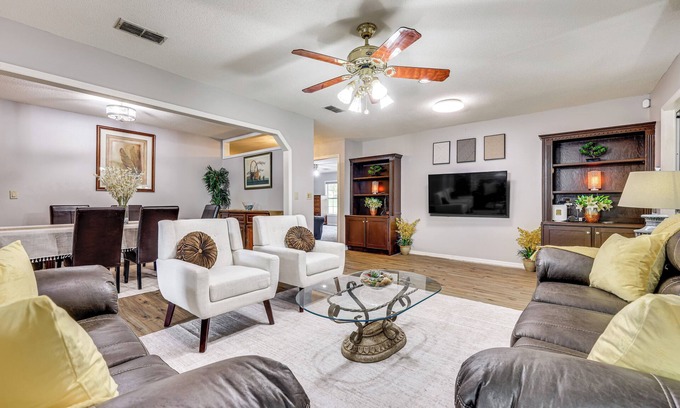 Edgar House | BBQ Ready: Hawthorne Home w/Screened-In Patio