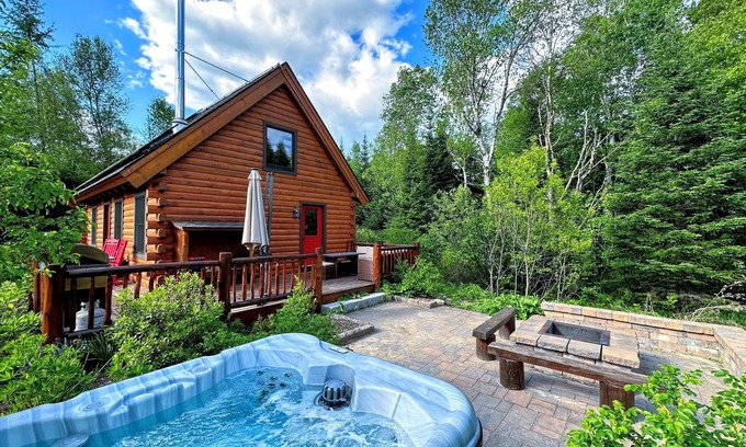 Bretton Woods Cabin | BC Log cabin 1 mile from skiing, beach, slope views! Hot tub, ice skating, and dog friendly!