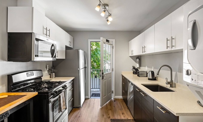 Brookwood Apartment | (BC2bJ) Great Value, Serviced Condo in Quiet Neighborhood