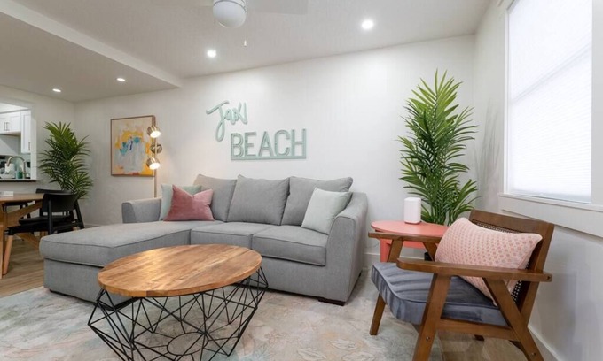 Jacksonville Beach House | Be A Nomad | Gorgeous 2br 1blk from the Ocean - B