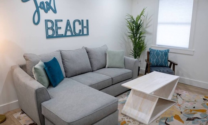 Jacksonville Beach House | Be A Nomad | Gorgeous 2br 1blk from the Ocean - C