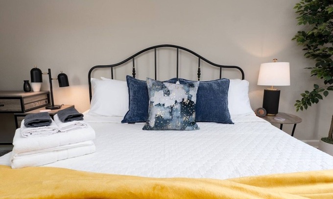 Riverside Apartment | Be A Nomad | Newly renovated 1br apartment