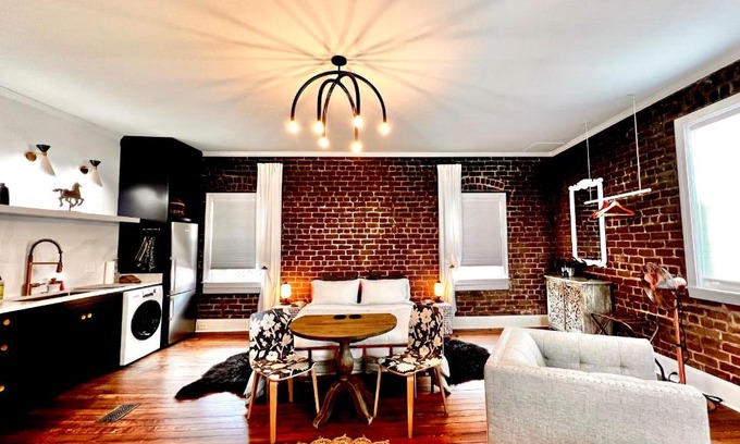 Historic Downtown Savannah House | Be Our Gaston's "The Garden of Good"