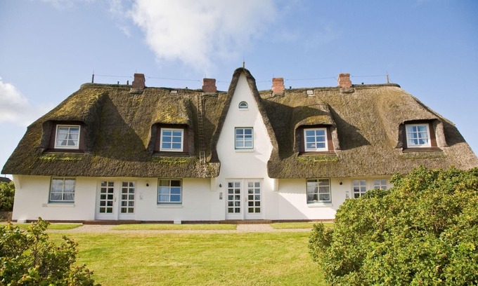 Wenningstedt-Braderup Apartment | Beachfront 3-room apartment with approx. 55 m² under thatch, for up to 4 people