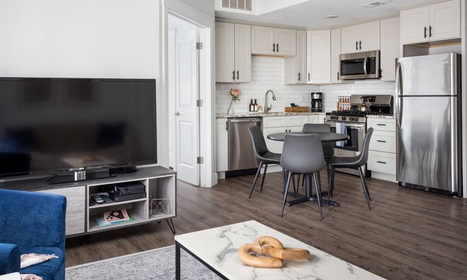 Traverse City Condo | ★ Beach→ 5 min walk ★ Downtown→1 mile ★ Old Mission Wine Trail→6 min drive ★