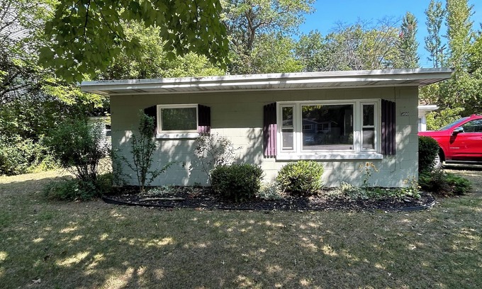 Caseville Cottage | Beach Access - 2-bedroom cottage in beautiful Oak Pointe, Caseville