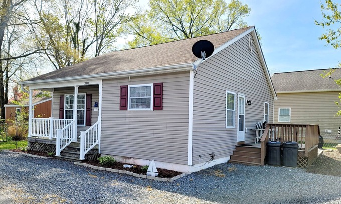 Colonial Beach Cottage | Beach Access Cottage ~ Come Enjoy The Beach Life, Walk to The Beach and Grilling