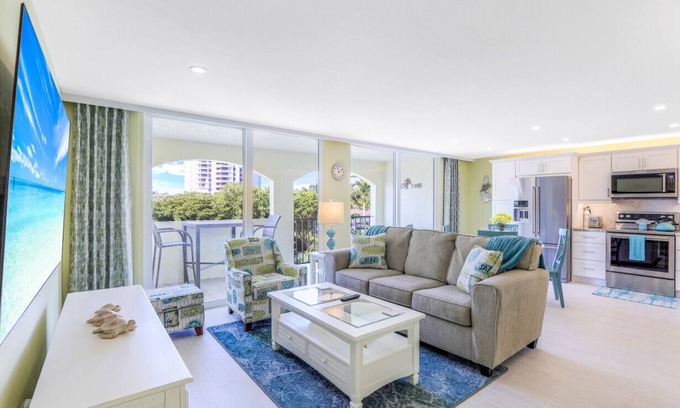 Marco Island Condo | Beach Across the Street! Balcony in the ❤️ of Marco.