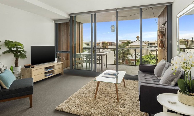 Port Melbourne Apartment | BEACH APARTMENT WITH EASY CITY ACCESS