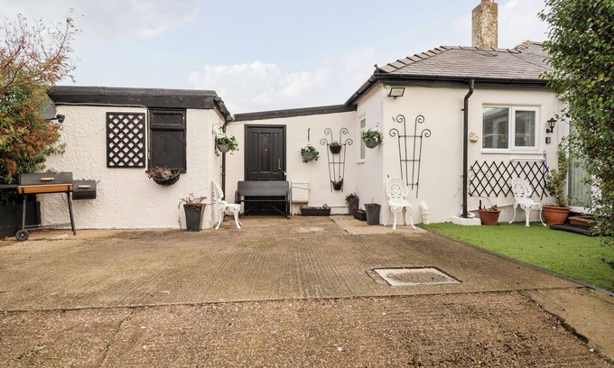 Kinmel Bay Cottage | BEACH APARTMENT, pet friendly, country holiday cottage in Rhyl