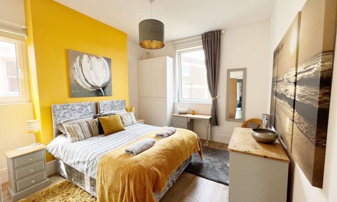 Southsea Apartment | Beach at end of road, private parking, dog welcome