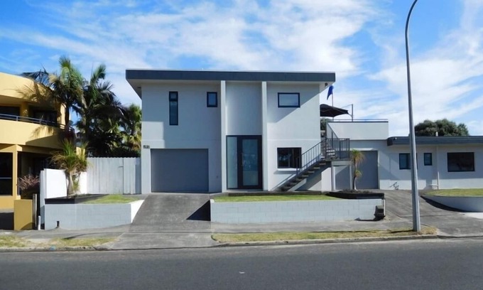 Whangamata House | Beach at your front door