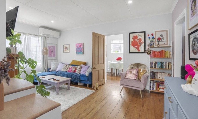 Petone House | Beach, bars, cafes, shops, and cinema on your doorstep!